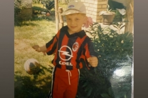 体育赛事资讯-儿毛梦！约维奇转发伴侣儿时身穿米兰球衣照片