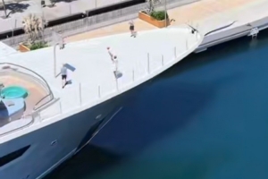 九游体育平台-周游世界！魔术师豪华游艇停靠巴塞罗那 在游艇上打篮球