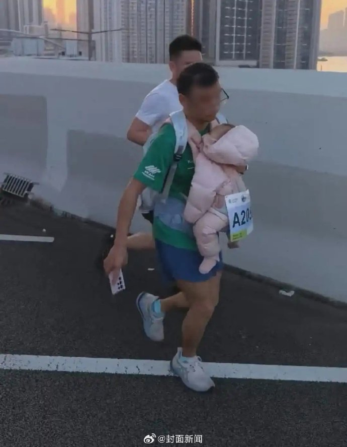 香港马拉松男子背婴儿参赛被制止，赛事方回应违规|全马|香港特别行政区|违者|规则|手机_新浪体育_新浪新闻