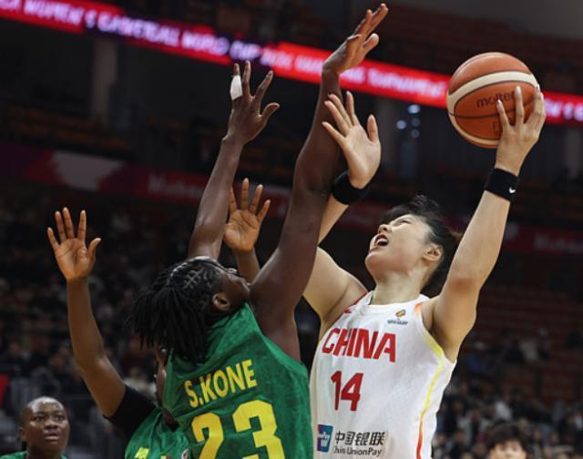 篮球社区-中国女篮世预赛取得开门红，李月汝回归首秀得分全队最高