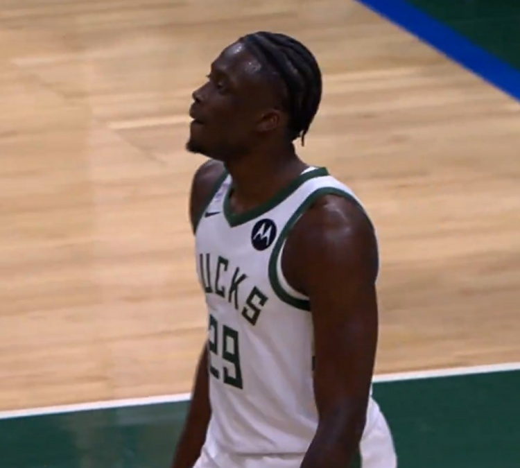 赛事直播互动-字母弟雄鹿首秀！老里：字母哥抓着我手 说自己很紧张&amp;手都出汗了